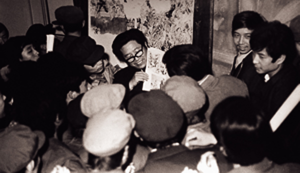 1984年于志学指导冰雪画会成员学习冰雪画