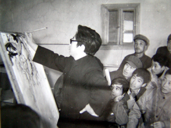 1985 年于志学为冰雪画会成员示范教学