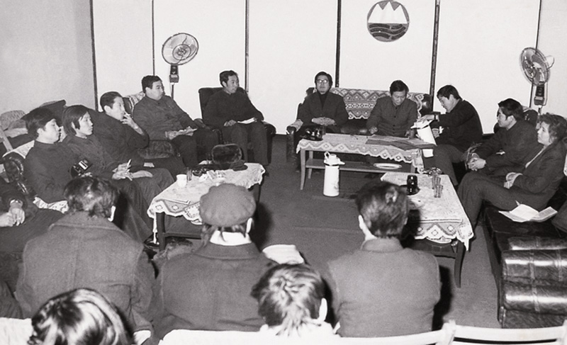 1986年1月冰雪画研究会理事会议,上方为冰雪画会会徽