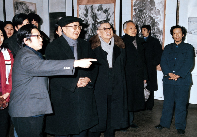 1986年1月于志学在黑龙江省冰雪画展览上向陈雷省长介绍画会学员作品