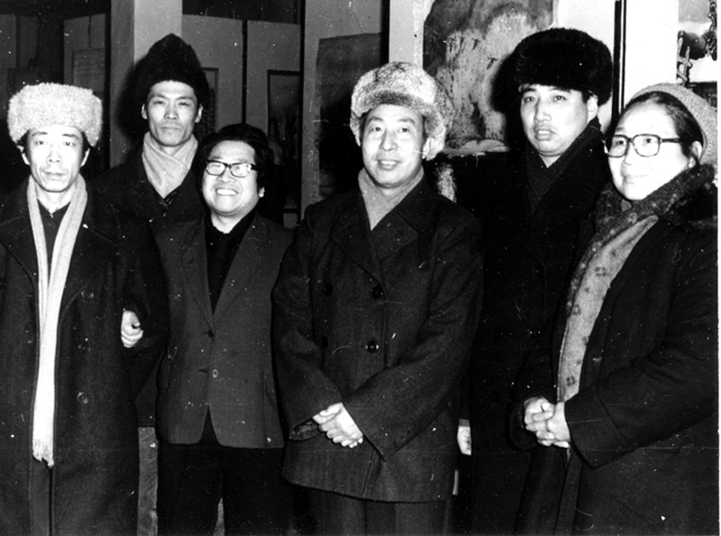 1986年1月于志学(左3)与著名画家张凭(左4)金兰(右1)在《冰雪画展》上