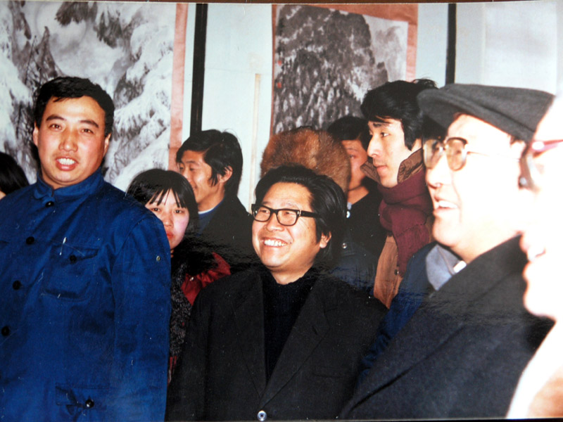 1986年吴国言和老师于志学在冰雪画派第一届展览上,右1为当时黑龙江省省长陈雷