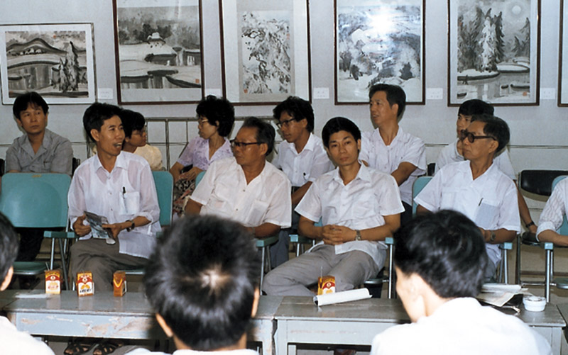 1986年《塞北雪海岭南水乡风情展》在广州的记者招待会前排左起林丰俗、刘生、方楚雄、黄志坚