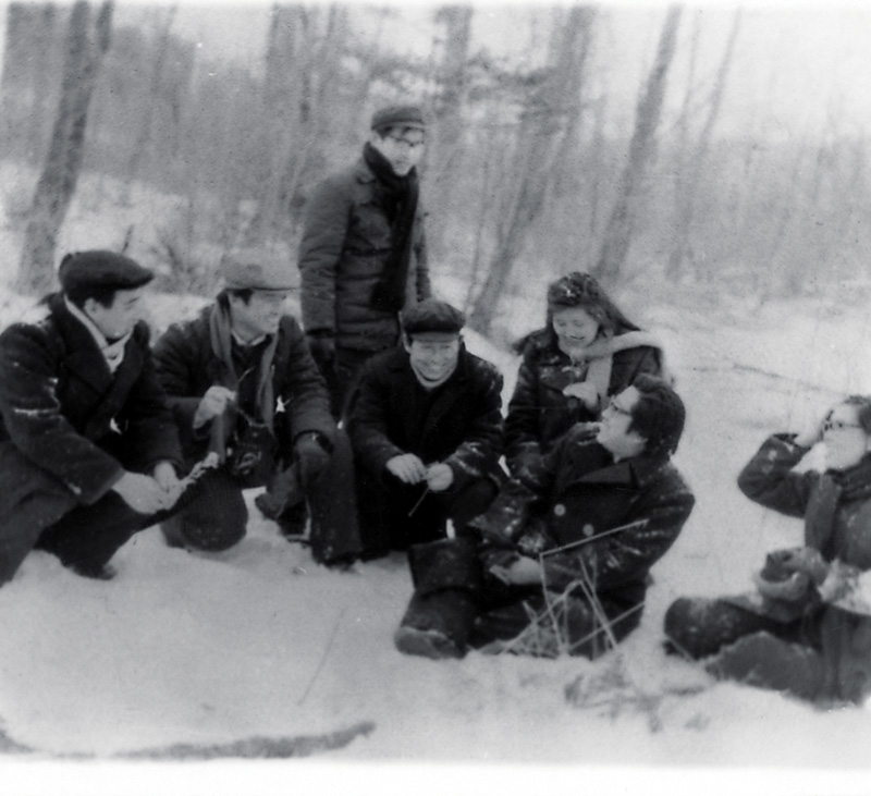 1987年于志学和冰雪画会成员在黑龙江林口体验生活