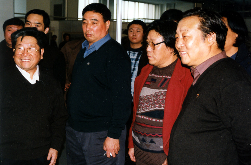 2003年12月在冰雪画派第二届展览上,于志学为王自修点评作品,自左至右于志学、吴国言、王自修、郑生路