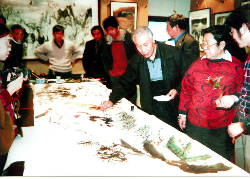2004年王玉岩在冰雪画派弟子为于志学举行的生日笔会上