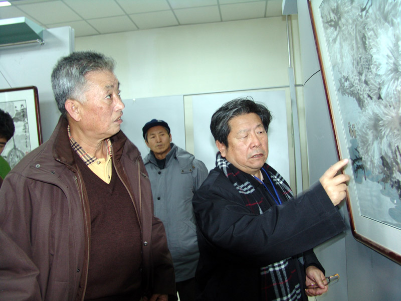 2007年于志学在长春冰雪画展为邵本茂点评作品