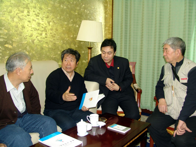 2007年1月长春冰雪画会领导向于志学汇报工作自左至右王玉言、于志学、王维华、郑贤彬