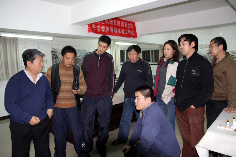 导师于志学在北京延庆冰雪画派教学基地为学生讲课
