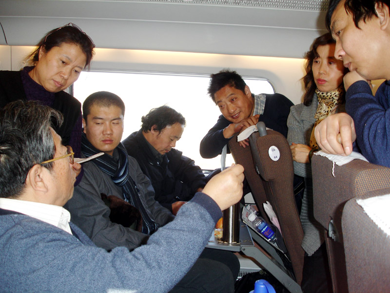 2009年1月导师于志学率弟子赴俄罗斯办展,在火车上为同学们讲课