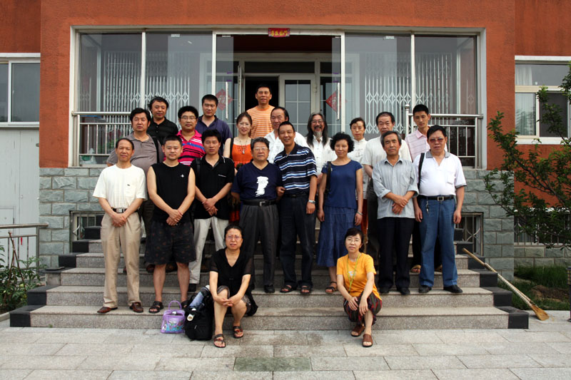 导师于志学和弟子在北京延庆冰雪画派教学基地