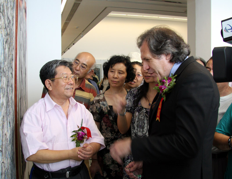2009年7月导师于志学向乌拉圭东岸共和国驻华大使介绍中国人民大学于志学冰雪画工作室毕业展览作品