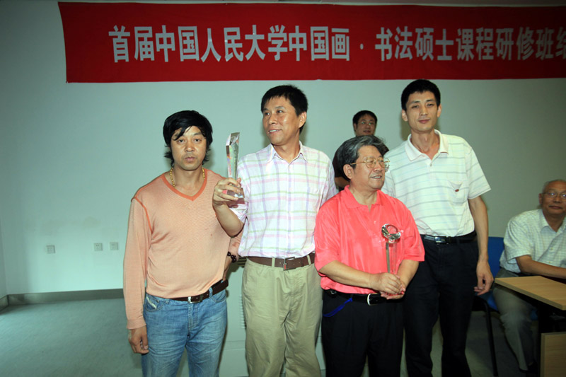 中国人民大学冰雪画派黄埔二期在结业式上向导师赠送奖杯