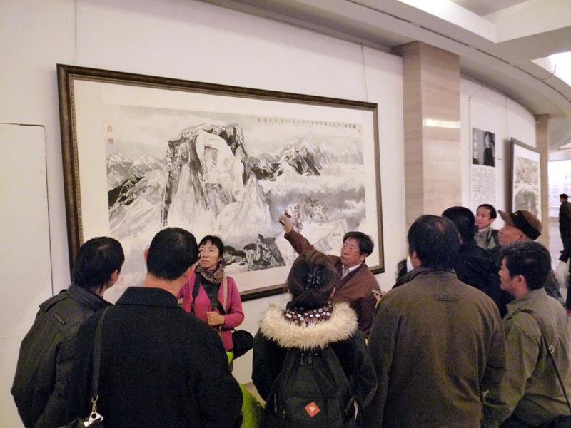 2009年10月导师于志学为中国人民大学2009级于志学冰雪画工作室在展览大厅现场教学