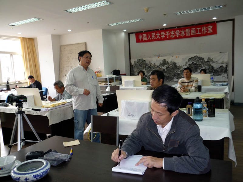 王乘主任进行传统山水画临摹示范教学