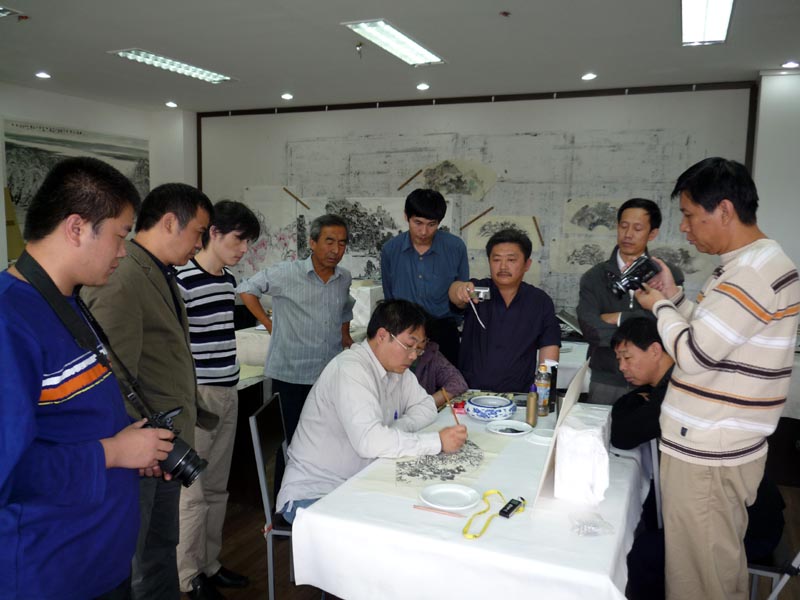 王乘主任进行传统山水画临摹示范教学
