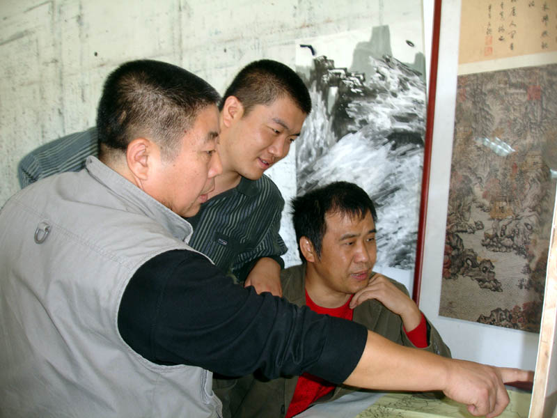 汤老师和同学一起分析构图