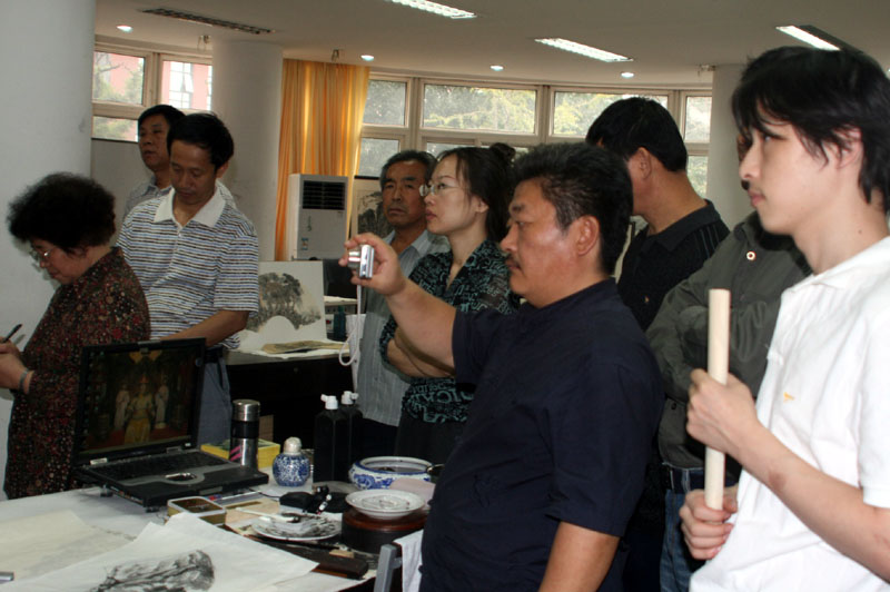 同学们在课堂上听课