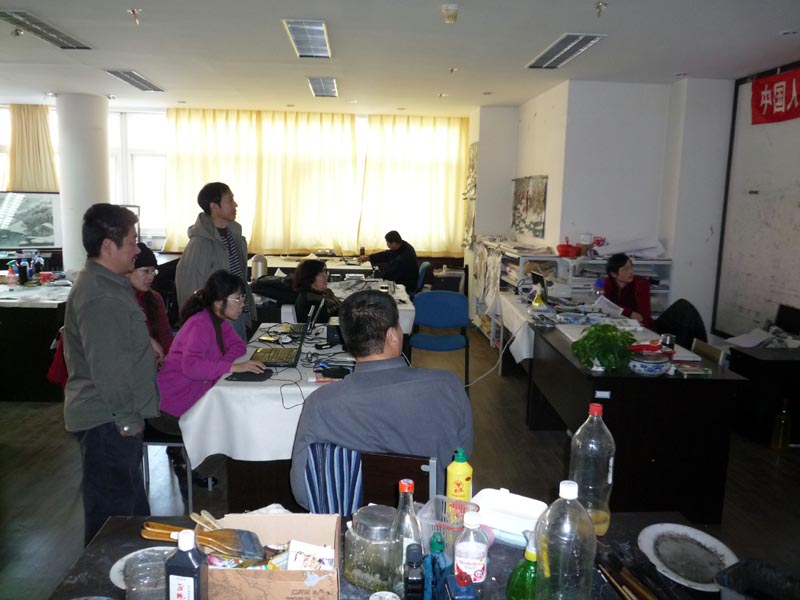助教卢平在中国人民大学2009级于志学冰雪画工作室讲课