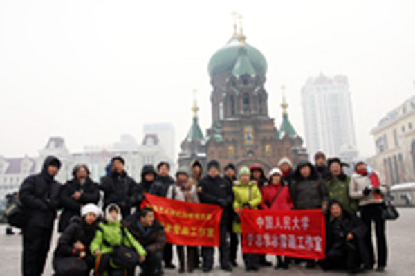 冰雪画工作室研究生在哈尔滨索菲亚教堂留影-卢平摄