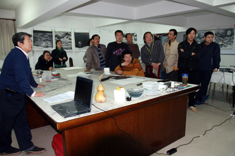 导师于志学在北京延庆冰雪画派教学基地为学生讲课