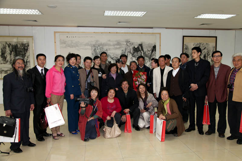2011年4月于志学与冰雪画派弟子在中央党校《于志学艺术展》开幕式上