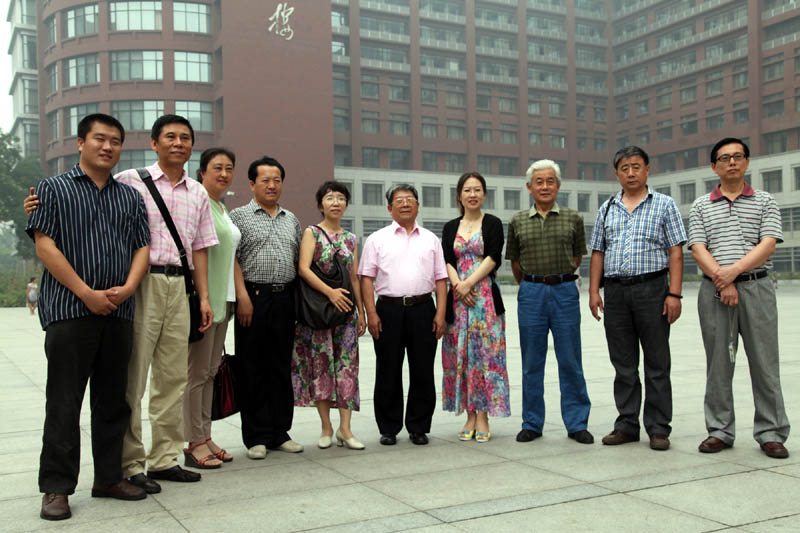 2011年7月导师于志学和中国人民大学2010级冰雪画工作室学员在结业式上