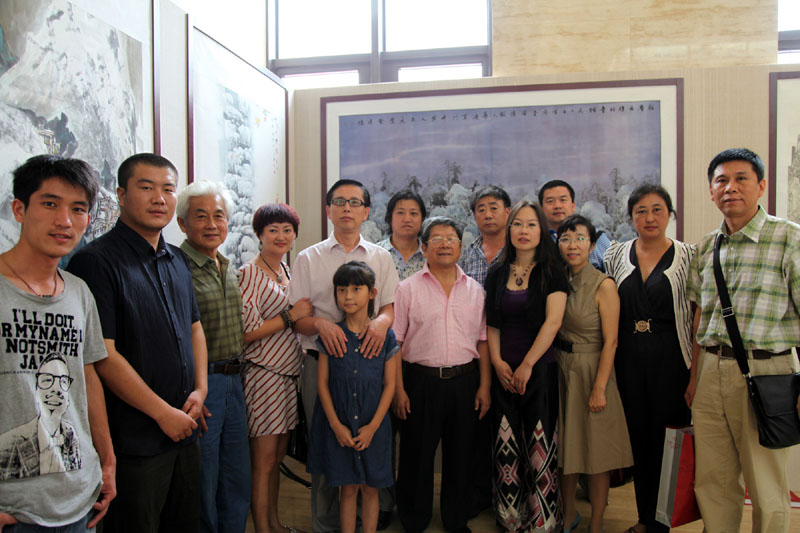 2011年7月导师于志学和中国人民大学2010级冰雪画工作室学员在结业展上