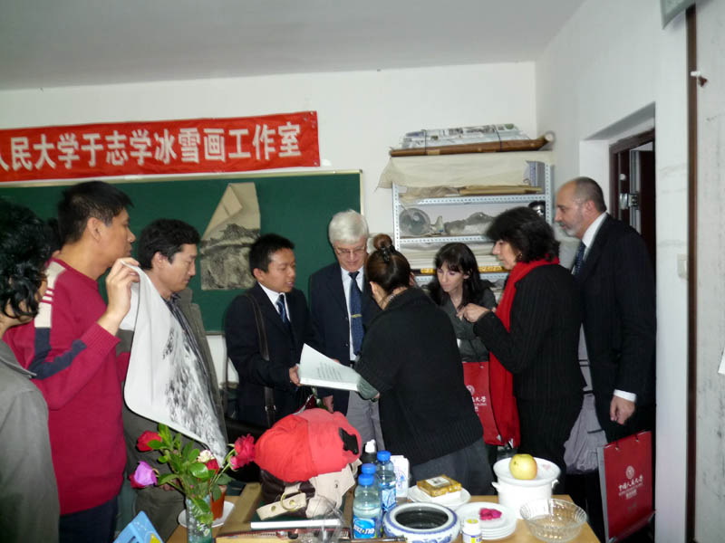 2010年10月外国专家在中国人民大学人民大学于志学冰雪画工作室进行艺术交流