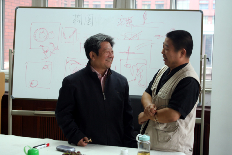 导师于志学与助教汤宽义交流教学工作