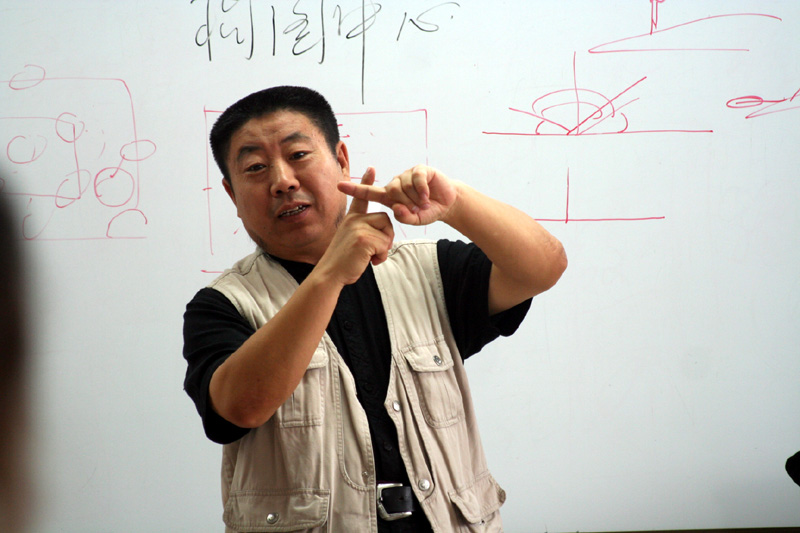 汤宽义教授在中国人民大学冰雪画工作室授课