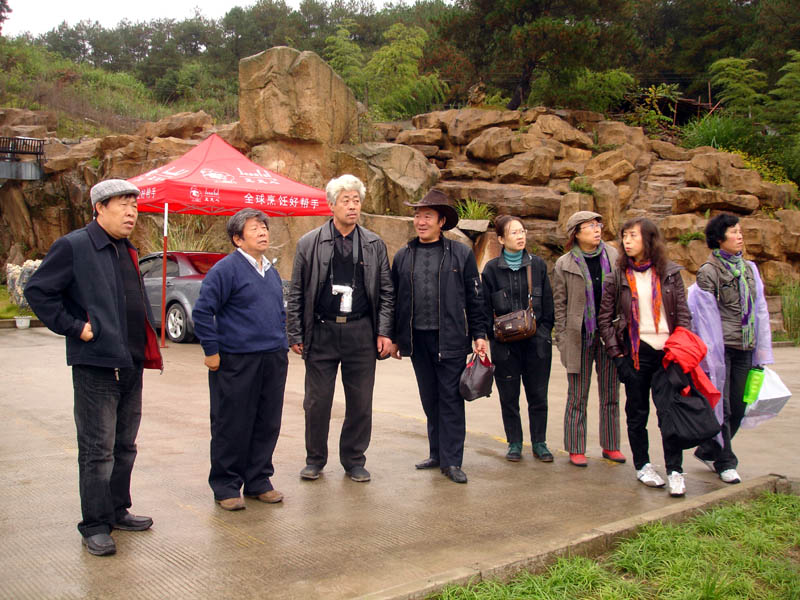 2008年11月于志学和弟子在黄山于志学艺术园