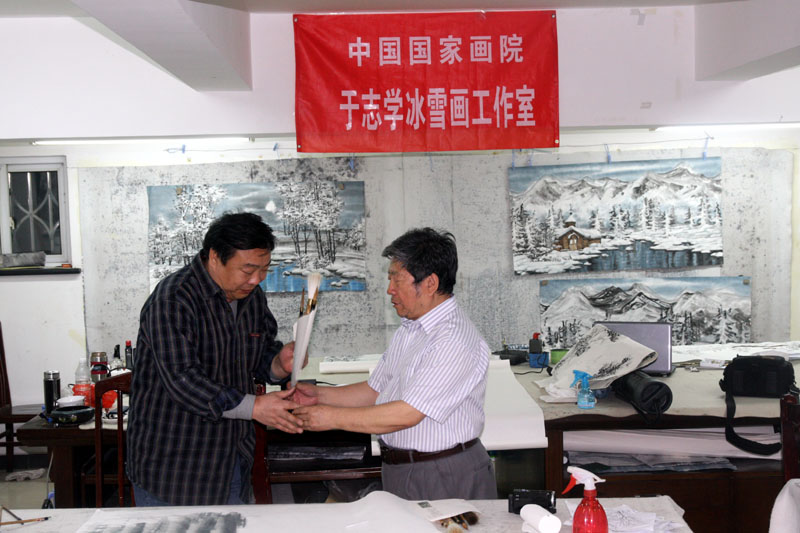 2011年10月导师于志学向学员免费发放学习用笔