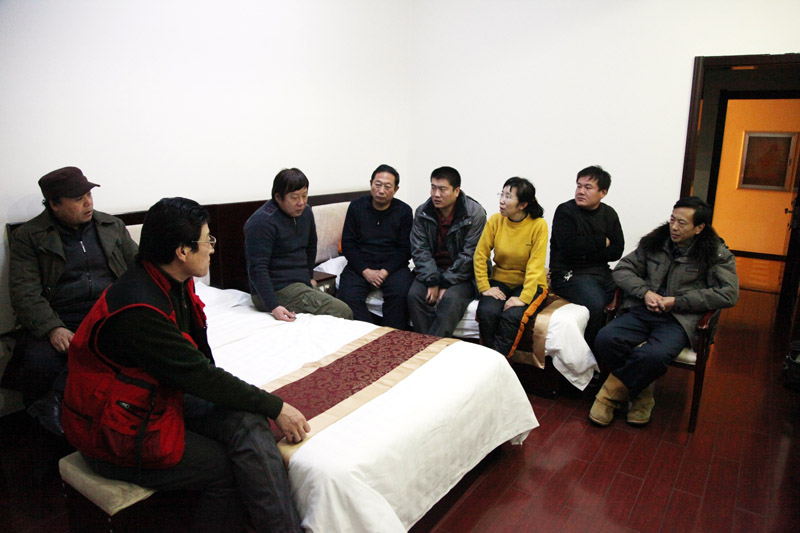 2011年12月冰雪画工作室在阿尔山市政府招待所讨论冬日冰雪写生要点