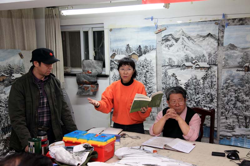 教学助理在布置毕业创作