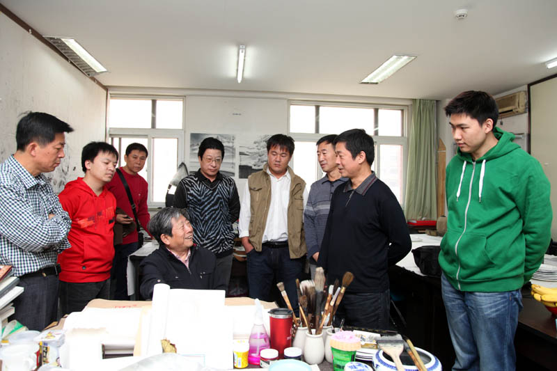 2012年10月导师于志学和同学们亲切交流