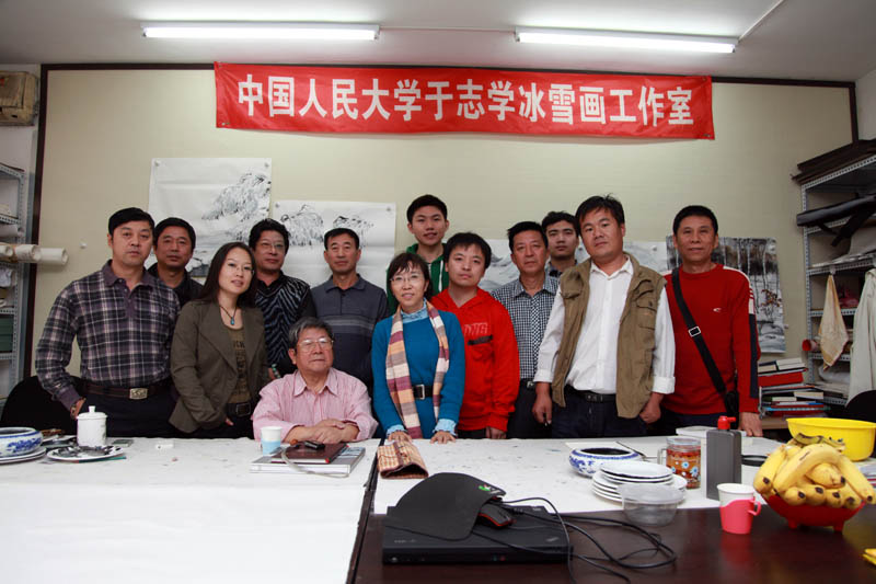 2012年10月于志学和中国人民大学2012级于志学冰雪画工作室学员在开学式上