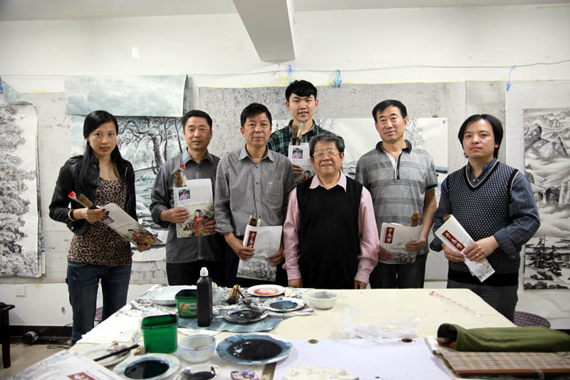 于老师为同学发笔