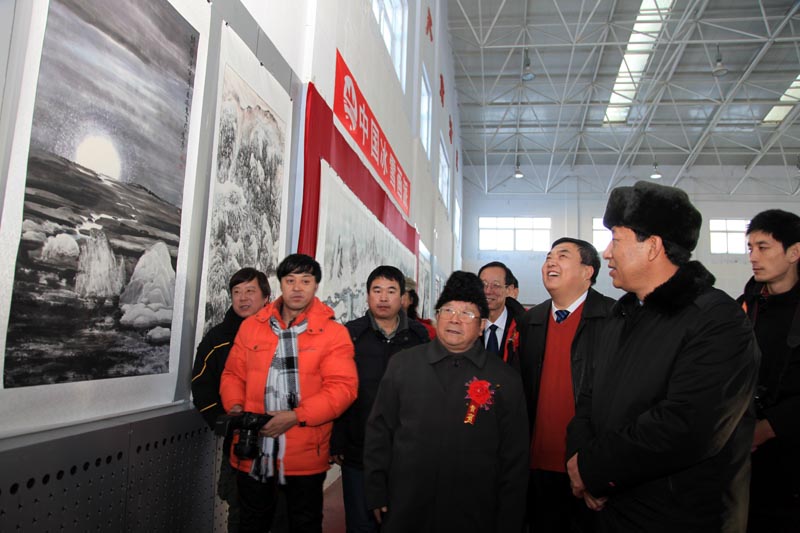 2010年12月于志学在阿尔山冰雪画派作品展上向兴安盟领导介绍冰雪画
