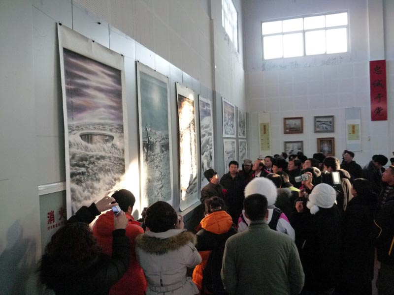 于志学向阿尔山观众介绍冰雪画