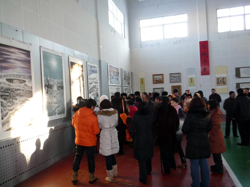 于志学向阿尔山观众介绍冰雪画 姜伟琦摄