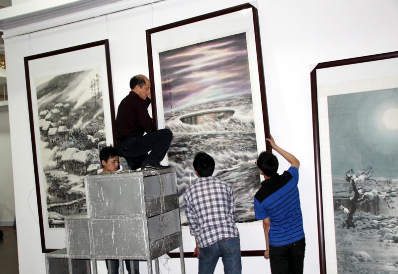 工作人员在布展
