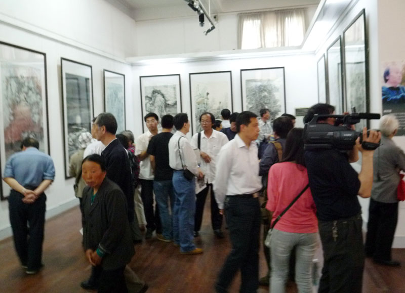 观众在冰雪画派展厅观看展览