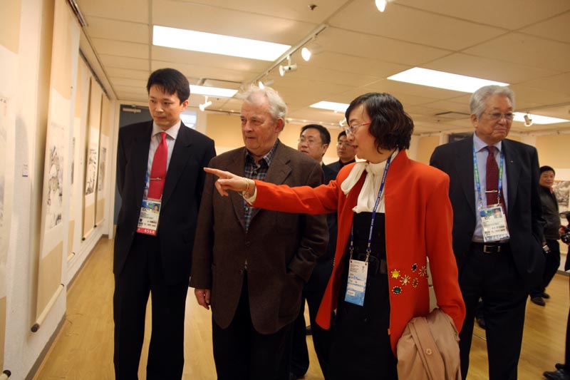 国际奥委会官员参观中国冰雪画展左2国际奥委会全民体育委员会主席瓦尔特·特勒格尔,右1国际奥委会委员、国际跆拳道联盟主席张雄