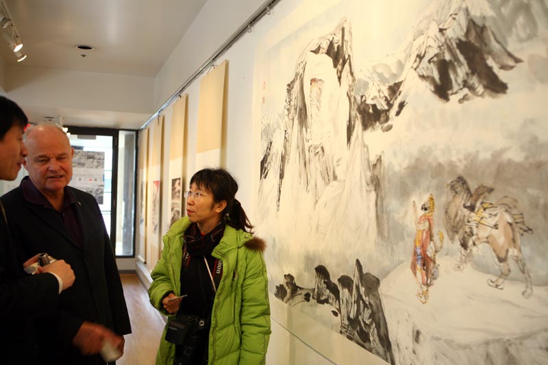 冰雪画会秘书长卢平向加拿大艺术联合会副主席、艺术评论家塞姆·卡特介绍冰雪画