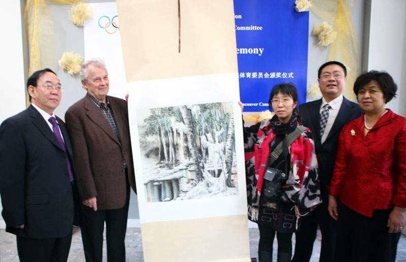 冰雪画会向国际奥委会全民体育委员会主席瓦尔特·特勒格尔先生赠送冰雪画
