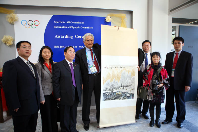冰雪画会向国际奥委会委员、国际跆拳道联盟主席张雄先生赠送冰雪画