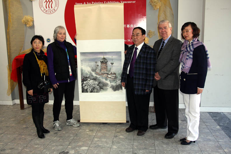 冰雪画会向奥运体育电影大师、奥运官方影片导演监制巴登·格林斯潘夫人赠送冰雪画