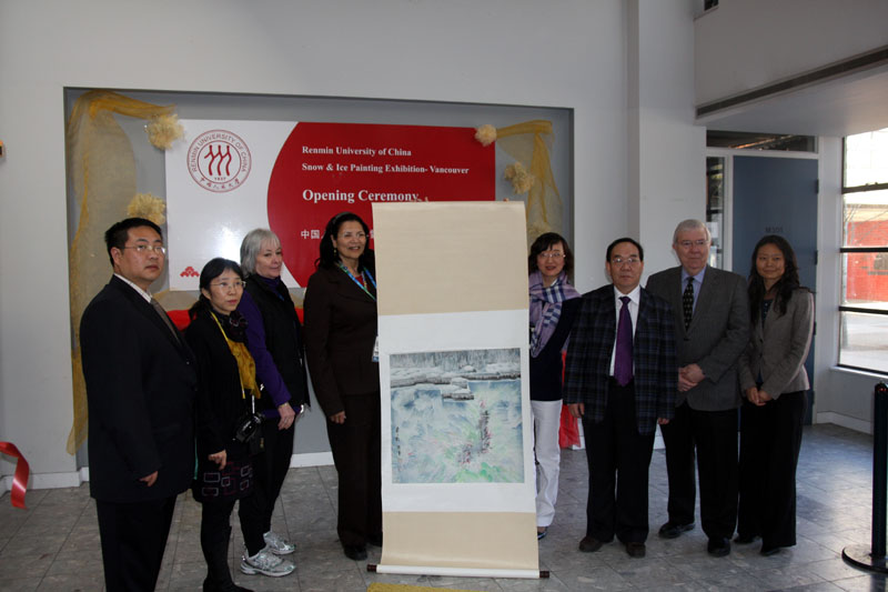冰雪画会向国际奥委会委员、国际奥委会妇女与体育委员会副主席安尼塔·德弗朗兹女士 赠送冰雪画