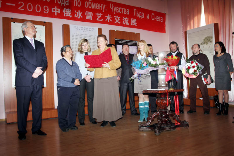 俄罗斯联邦阿穆尔州州长顾问娜达丽雅女士代表阿穆尔州政府向于志学颁发文化贡献奖证书